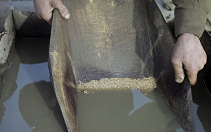 Промывка золота в лотке Промывка золота в лотке