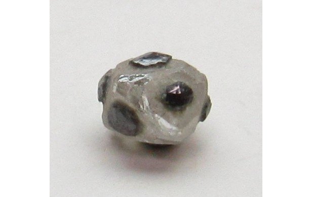 алмаз, добытый АК "Алроса" в форме футбольного мяча