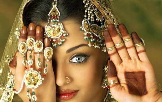 Индия, золотые украшения с драгоценными камнями