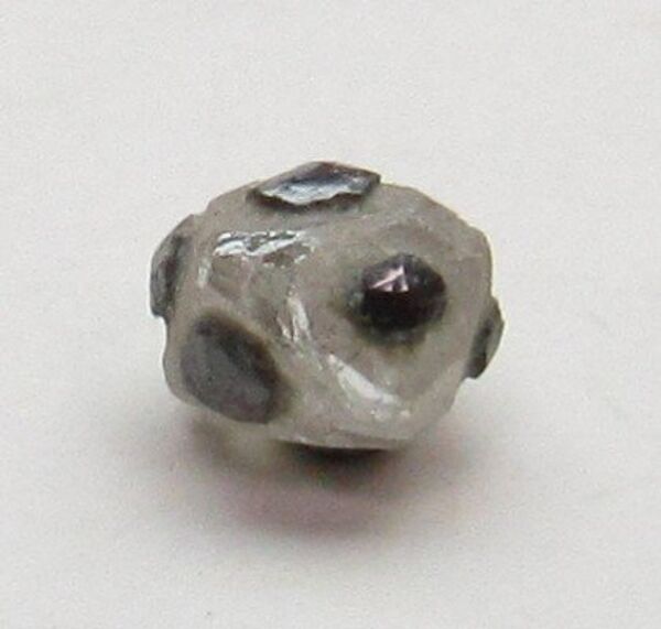 алмаз, добытый АК Алроса в форме футбольного мяча