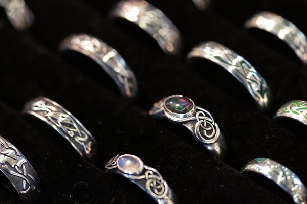 Изделия из серебра на ярмарке в Москве Изделия из серебра на ярмарке в Москве