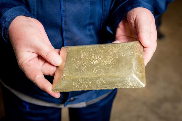 слиток золота Доре слиток золота Доре