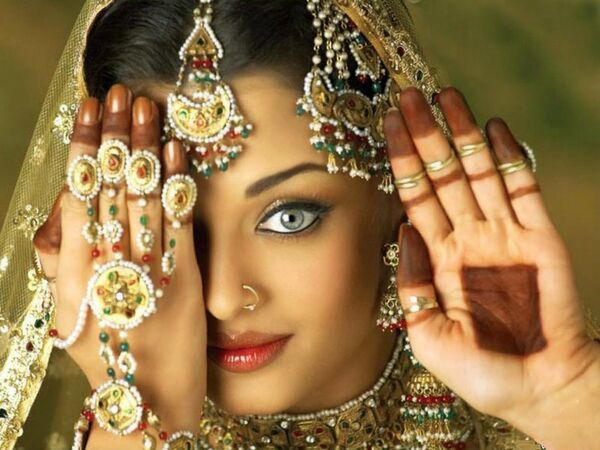 Индия, золотые украшения с драгоценными камнями Индия, золотые украшения с драгоценными камнями