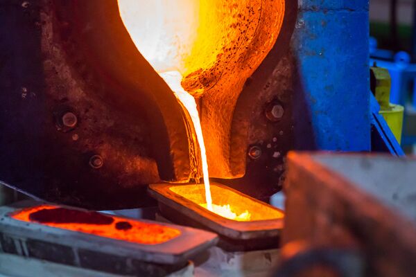 В плавильном отделении на АГМК В плавильном отделении на АГМК