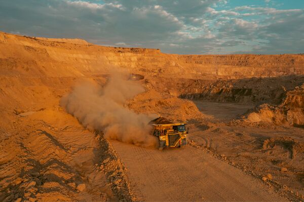 грузовик в карьере грузовик в карьере
